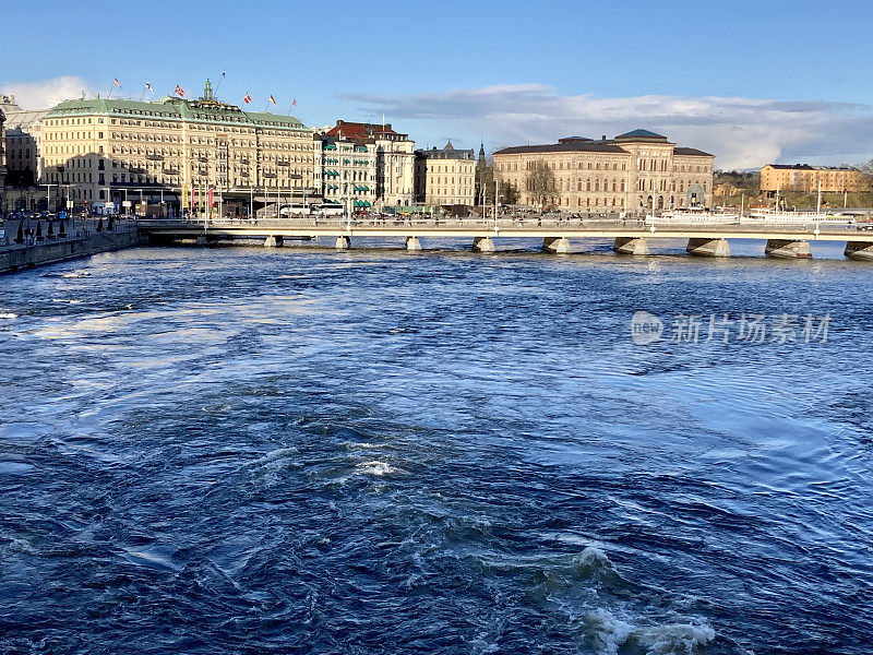 瑞典-斯德哥尔摩-从Gamla Stan(老城区)俯瞰Strömkajen码头和Strömbron大桥